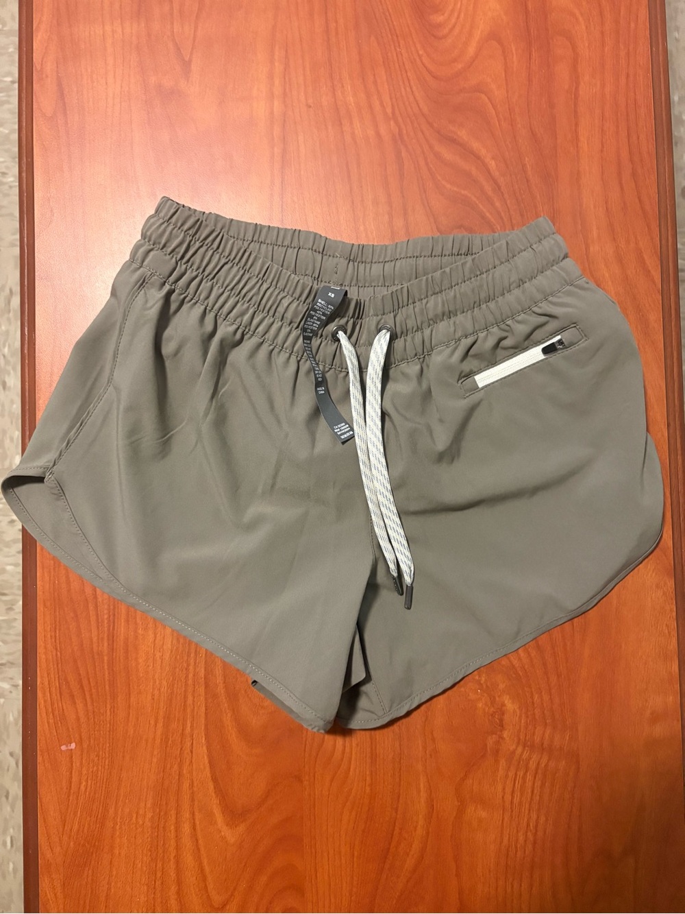 Vuori Olive Green Drawcord Athletic Shorts with Zip Pocket never worn